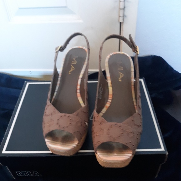 Shoes - Picture 2 of 4